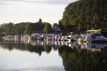 Fototapeta na wymiar Boote im Hafen von Schierstein am Rhein an einem sonnigen Morgen