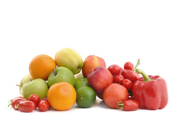 groupe de différents fruits et légumes sur fond blanc