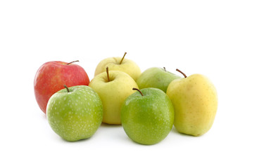 groupe de différentes variétés de pommes sur fond blanc 