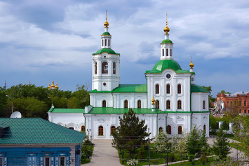 Fototapeta na wymiar Vosnisensko-Georgievsky temple of the city of Tyumen. View from the Bridge of Lovers.
