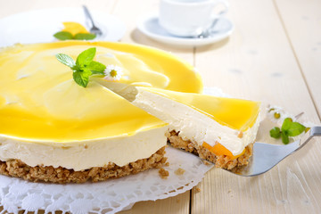 Kuchen ohne Backen: Mango-Frischkäsekuchen mit Boden aus Kekskrümeln - Mango-Cheesecake  from the...
