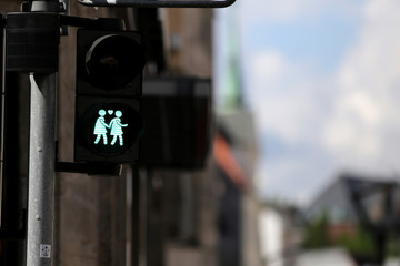 Grüne Ampel in Flensburg mit zwei Frauen die Hand in Hand über die Strasse gehen