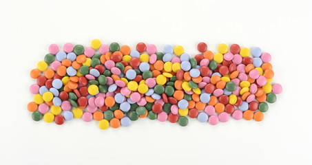 Caramelos de chocolate y colores diversos