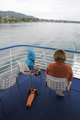 Madre e hijo a bordo de un barco atravesando el lago de Zurich, Suiza