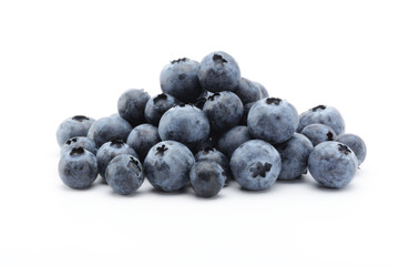 Arándanos sobre fondo blanco