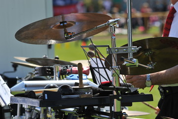 Schlagzeug und Trommeln bei Open-Air-Veranstaltung