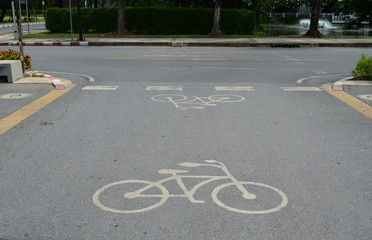 Obraz premium Bicycle lane on asphalt road at the junction