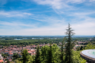 Vue panoramique sur l'est lyonnais de l'esplanade du Mas Rillier à Miribel