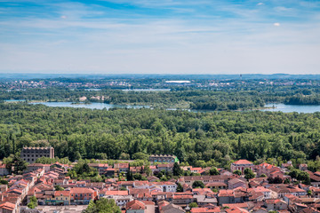 Vue panoramique sur l'est lyonnais de l'esplanade du Mas Rillier &agrave; Miribel