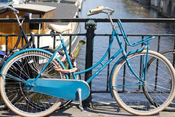 Fototapeta na wymiar bike by canal
