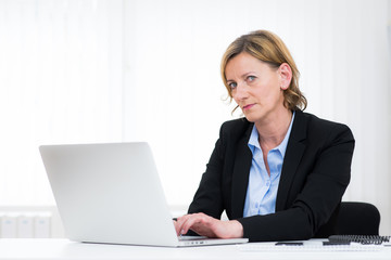 businessfrau arbeitet am laptop