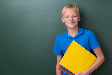 teenager mit schulhefter unterm arm