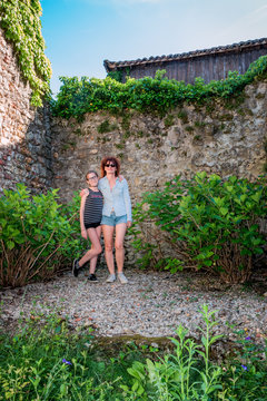 Femme et fillette dans le cit&eacute; m&eacute;di&eacute;vale de P&eacute;rouge