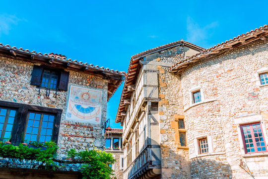 Dans le cit&eacute; m&eacute;di&eacute;vale de P&eacute;rouge