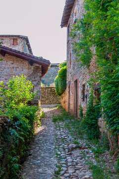 Dans le cit&eacute; m&eacute;di&eacute;vale de P&eacute;rouge