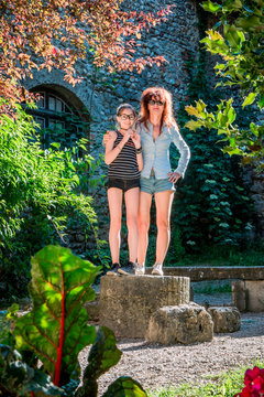 Femme et fillette dans le cit&eacute; m&eacute;di&eacute;vale de P&eacute;rouge