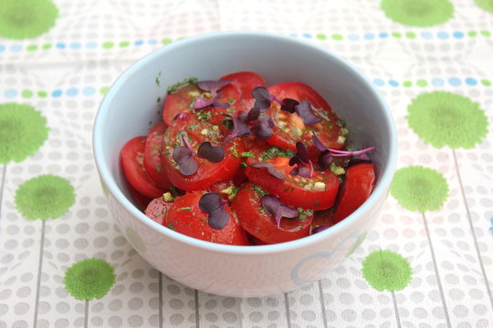 Tomatensalat mit roter Beete Kresse