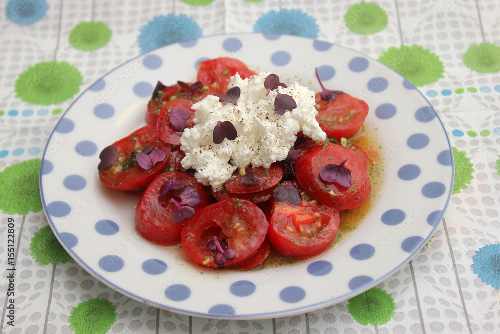 Sticker tomatensalat mit kresse und feta