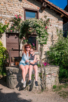 Femme et fillette dans le cit&eacute; m&eacute;di&eacute;vale de P&eacute;rouge