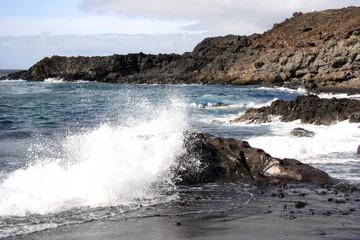 Brandung an schwarzem Strand nahe Tenesar im Timanfaya Nationalpark, Lanzarote
