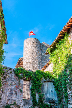 Dans le cit&eacute; m&eacute;di&eacute;vale de P&eacute;rouge