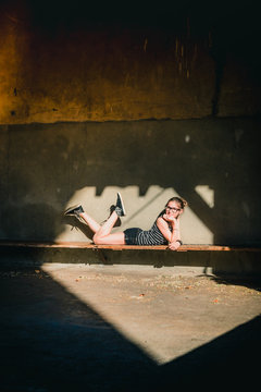 Fillette dans le cit&eacute; m&eacute;di&eacute;vale de P&eacute;rouge