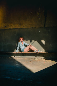 Femme dans le cit&eacute; m&eacute;di&eacute;vale de P&eacute;rouge