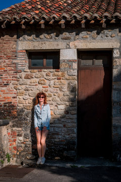 Femme dans le cit&eacute; m&eacute;di&eacute;vale de P&eacute;rouge