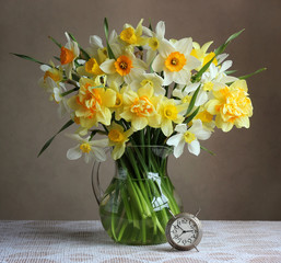 Bouquet of yellow daffodils in the transparent jug