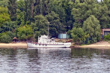 Белый корабль стоит возле берега реки © butus