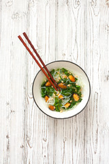 Rice noodles with spinach and mussels