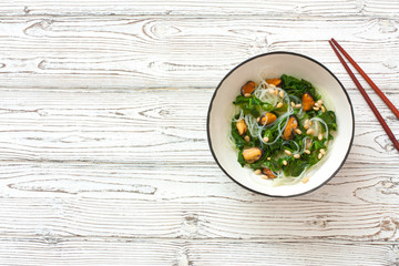Rice noodles with spinach and mussels