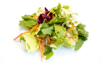 Bunter Salat isoliert freigestellt auf weißen Hintergrund Freisteller