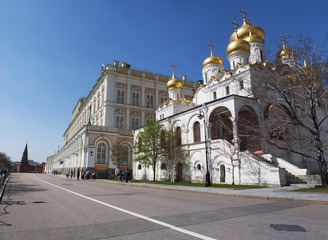 Fototapeta na wymiar Il Cremlino di Mosca, Russia, 29/04/2017: la cattedrale dell'Annunciazione, chiesa ortodossa russa nella Piazza delle Cattedrali, e il Gran Palazzo del Cremlino