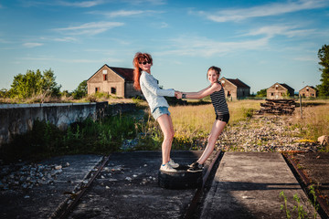 Femme et fillette en Urbex dans la caserne abandonnée