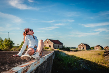 Femme en Urbex dans la caserne abandonnée