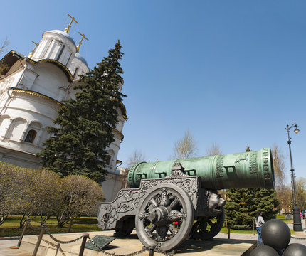 Russia, 29/04/2017: dentro il Cremlino di Mosca, vista dello  Zar-pu&scaron;ka, il Cannone dello Zar, una gigantesca bombarda commissionata nel 1586 dallo zar Fedor I e realizzata da Andrej Čochov