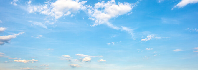 Blauer Himmel mit Wolken