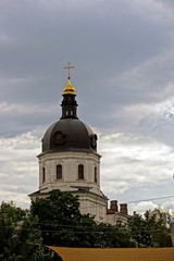Fototapeta na wymiar Христианская церковь с куполом и крестом на фоне неба