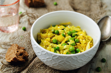 Spicy cabbage with green peas