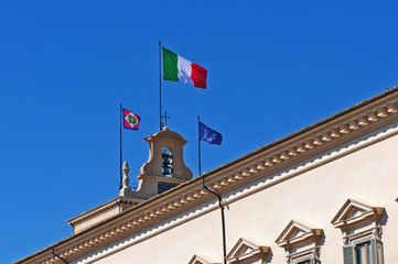 Fototapeta na wymiar Roma, la bandiera tricolore sul palazzo del Quirinale