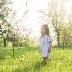 Fototapeta premium toddler girl have good day on nature