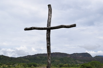 Cruz de palo en el campo