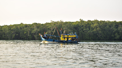 Obraz premium fishing boat heading out to sea to fish completely.