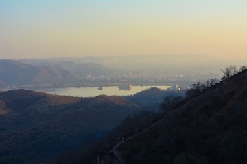 Obraz premium Hills and a lake around the Jaipur Fort in India