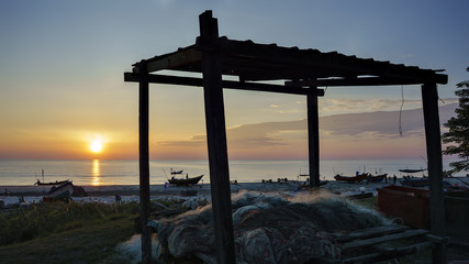 Obraz premium silhouette hut on the beach at sunrise
