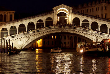Fototapeta na wymiar Venice, Rialto bridge at night