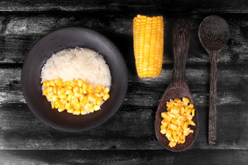 Streamed sweet corn with sweet sticky rice in coconut milk .