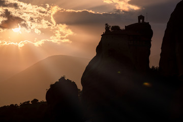Stimmungsvoller Himmel über der Felslandschaft von Meteora
