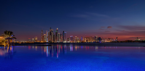 Naklejka premium Skyline von Dubai am Abend